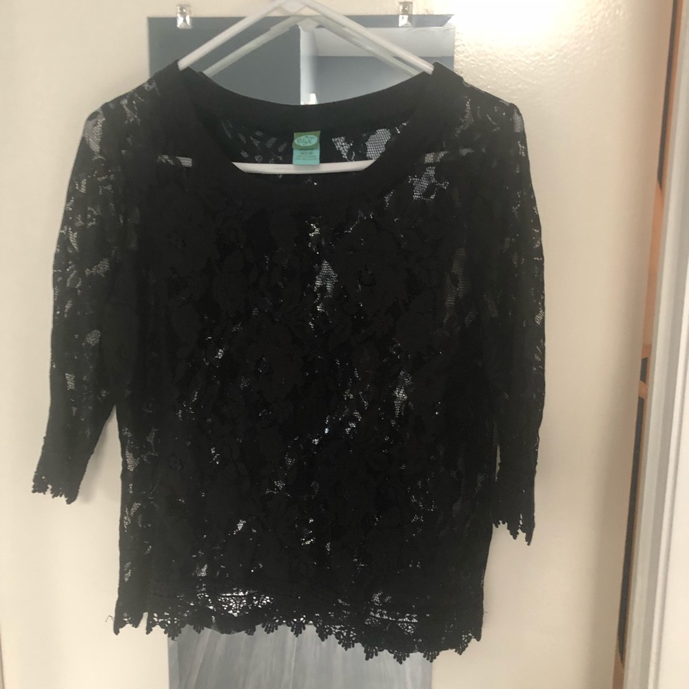 Lace top with amazing details, see through M